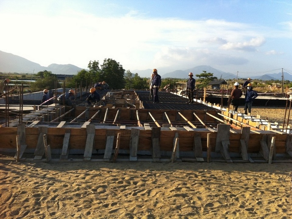 Cot thep ban nap Tram bom chinh.jpg